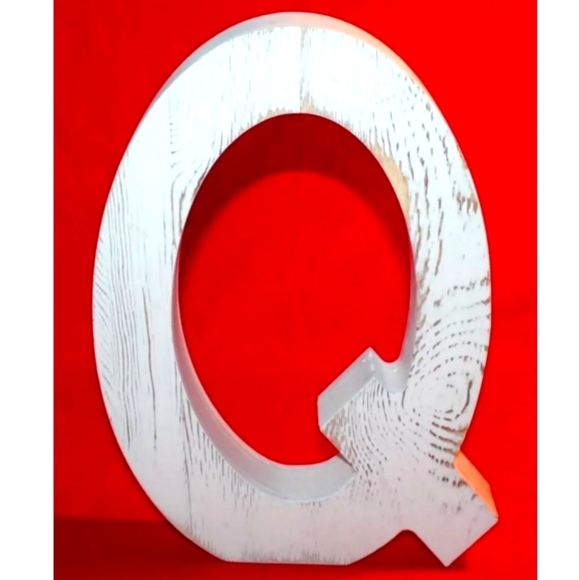 Large Distressed White Wall Desk Letter Q - Picture 10 of 15